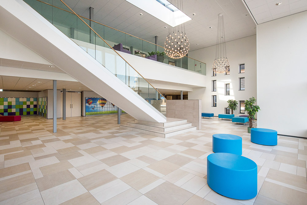 Interieur met vide in Alfrink college Zoetermeer