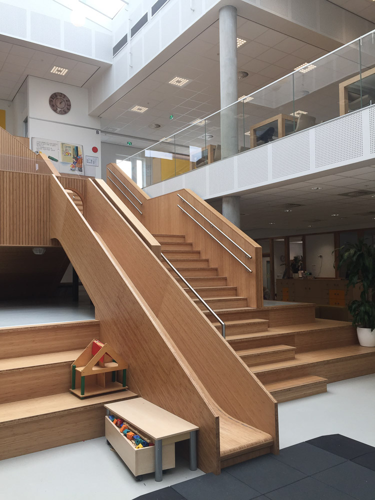 glijbaan in interieur kindcentrum toverberg