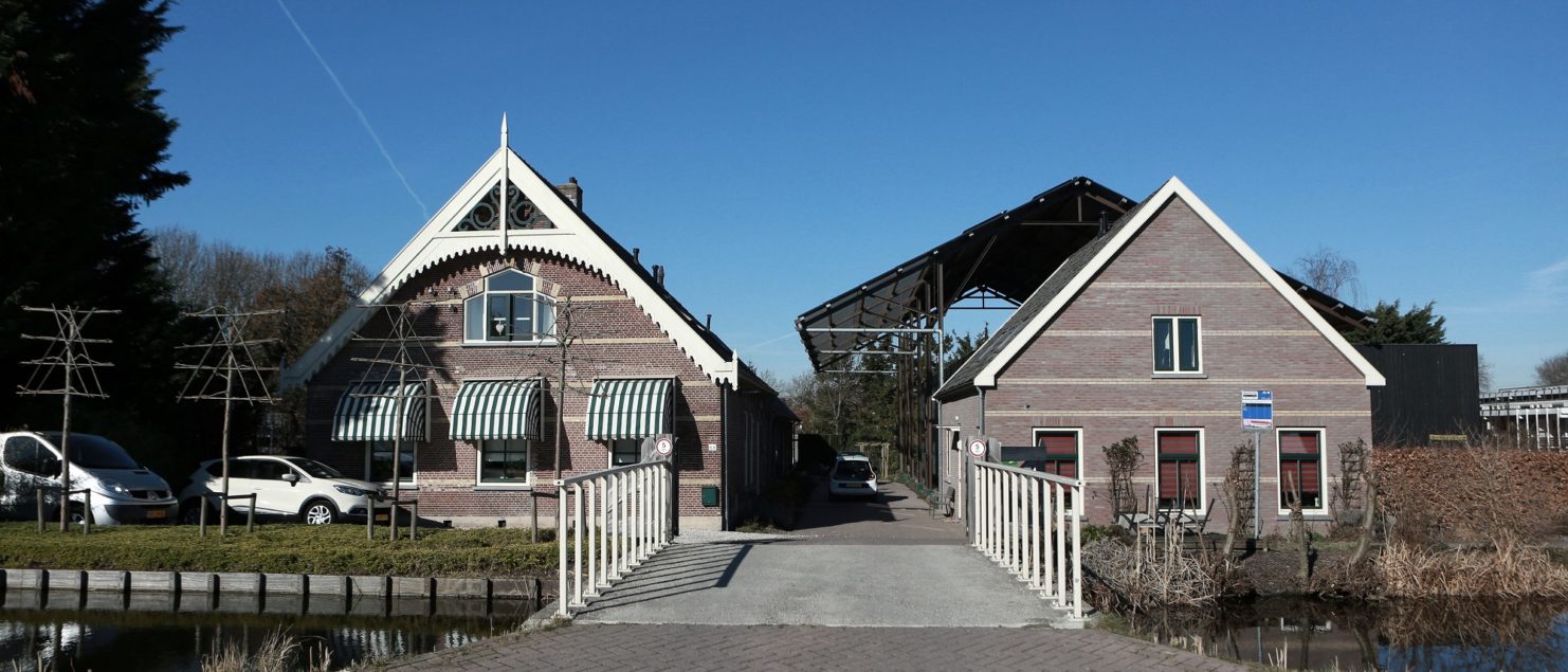 historisch en nieuwe bebouwing aan de Zegwaartseweg in Zoetermeer