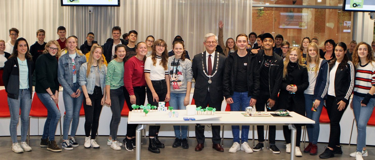 burgemeester reikt prijzen uit aan winnaars scholenproject