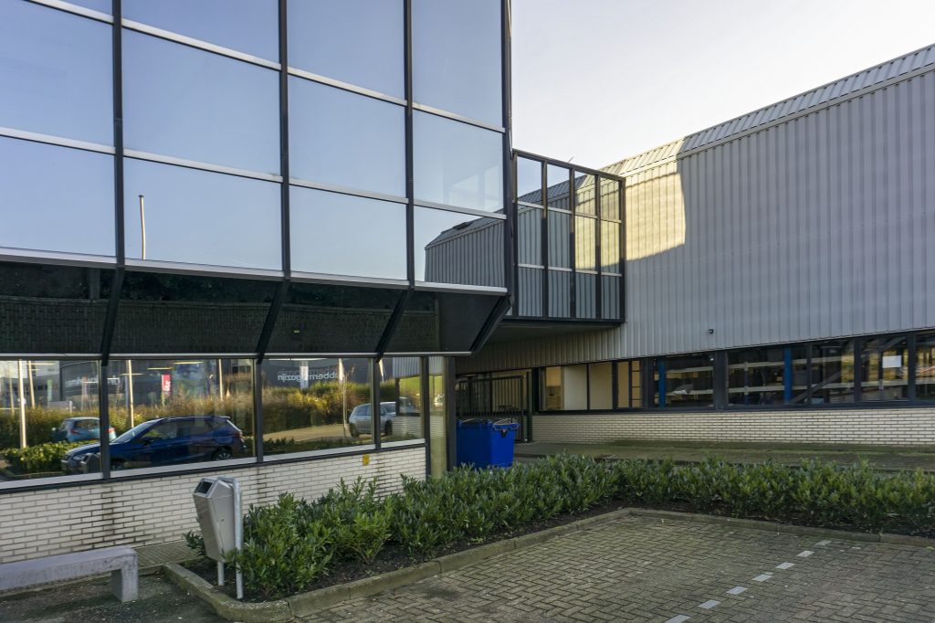 gebouw koninklijke van kempen en begeer met kantoor en bedrijfshal