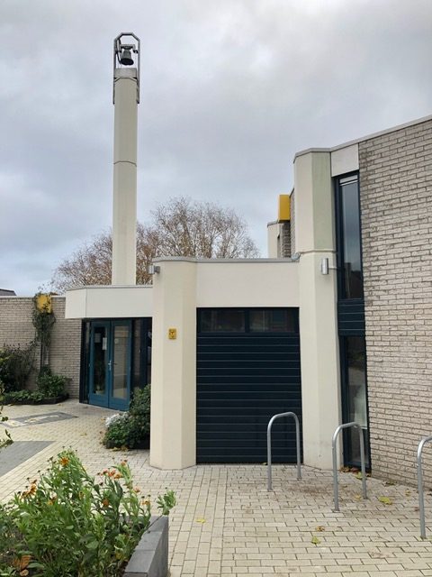 ichthuskerk met klokkentoren