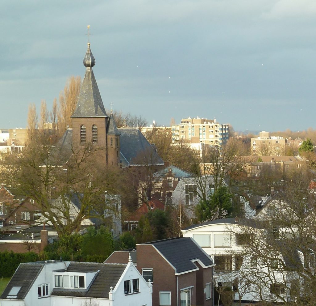 nicolaaskerk in zoetermeer met karakteristieke ui op de kerktoren