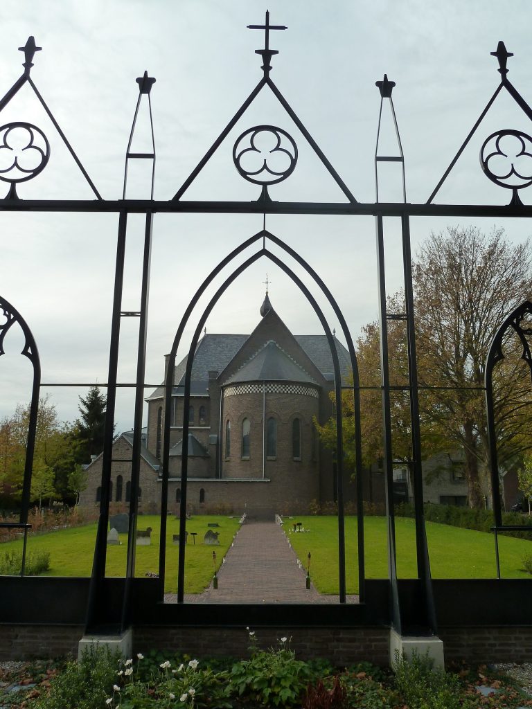 vorm van het hek weerspiegeld de vorm van de kerk