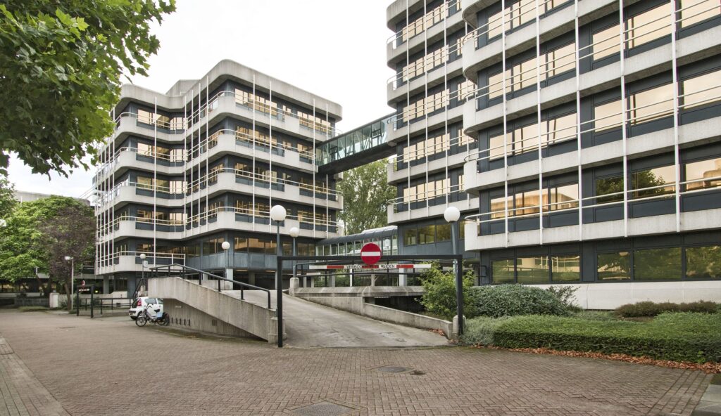 kristalkantoren, geschakelde volumes met luchtbruggen