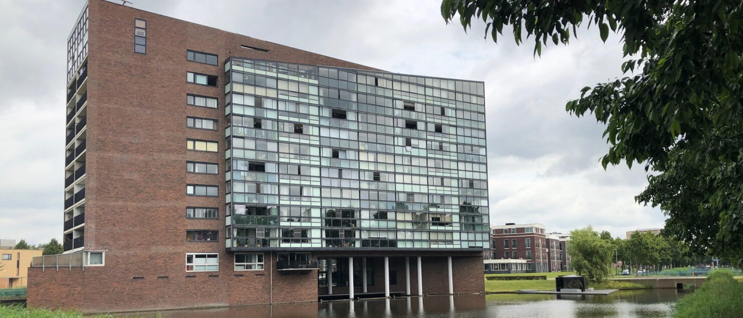 woongebouw cumulus in rokkeveen met opvallende glazen gevel