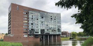 woongebouw cumulus in rokkeveen met opvallende glazen gevel