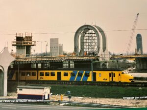 nelson mandelabrug in aanbouw met trein