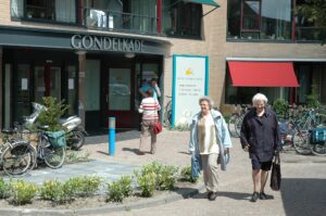 senioren in bij woonzorgcentrum gondelkade