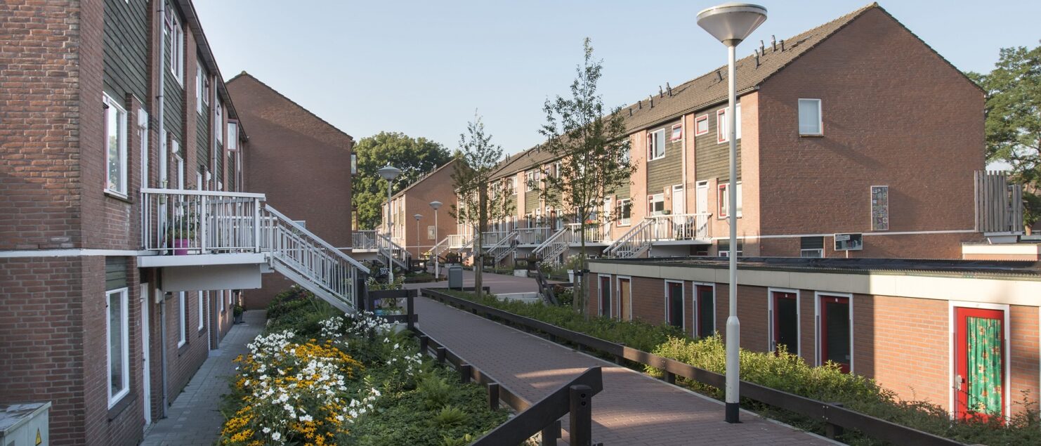 dijkwoningen buytenwegh met een woning onder en boven aan de dijk