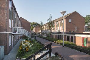 dijkwoningen buytenwegh met een woning onder en boven aan de dijk