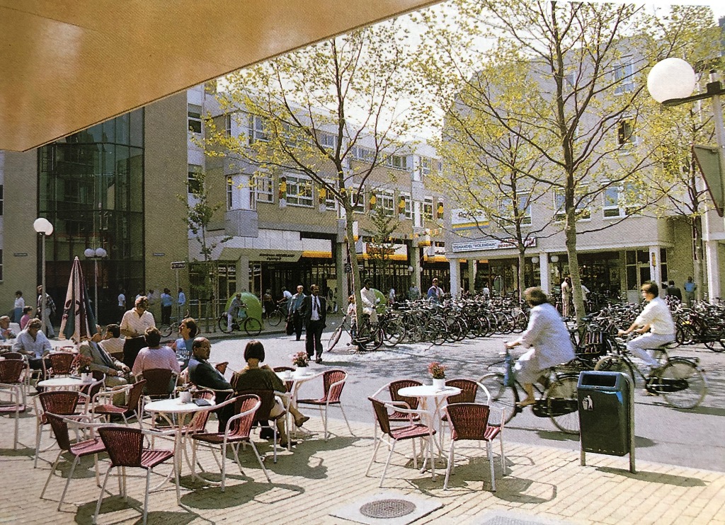 Binnenstad Zoetermeer met ruimte voor fietsen. Foto door Willem Hermans.